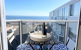 Beachside Retreat With Ocean Views In Glenelg